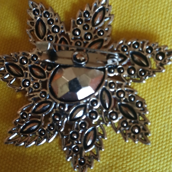 🌲Vibrant Poinsettia Brooch🌲 - Picture 6 of 11